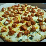 Pizza de 4 quesos con pollo.
