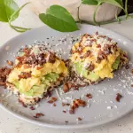 Tostadas de aguacate-huevo-tocineta