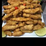 Iscas de peixes com batata frita