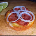 esfiha de calabresa acebolada