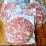 Carne de hamburguer suíno recheado