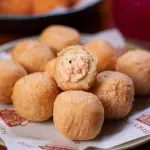 Bolinho de salmão c/ creme cheese
