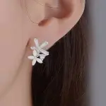 Flores con zircones plateado