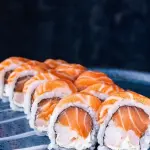 Uramaki salmão + camarão com capa