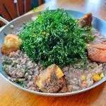 ARROZ DE FEIJOADA COM COSTELINHA E COUVE CRYS