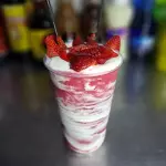 DAIQUIRI CON CREMA, FRUTAS Y GOMITAS