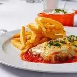 Filé de frango à Parme. com fritas