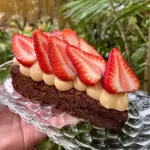 Fatia Brownie Ninho com Morangos