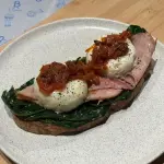 Tostada de Huevos y espinaca