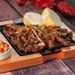 porção de Bife Acebolado