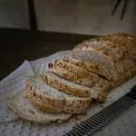 Pan integral tajado de granola