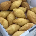 25 BOLINHO DE MANDIOCA C/ CARNE SECA