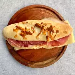 Sanguche de jamon crudo y queso.