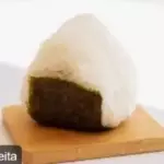 ONIGUIRI RECHEADO SALMÃO GRELHADO