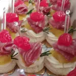 Canapé de salame e abacaxi confit