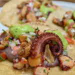 TACO DE QUESO CON PULPO
