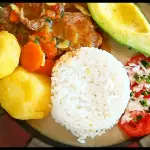 Sudado de carne de res