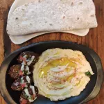 Humus con falafel y pan pita