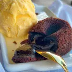 Petit gâteau com sorvete