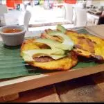 Patacones con queso y hogado