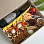 BOX CON VINO Y TABLA DE QUESOS
