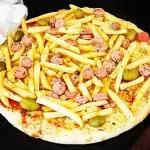 Pizza de salchichas y papas fritas