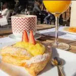 Danish de pastelera y frutillas