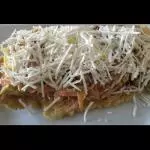Patacón con trozos de pechuga