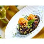 Arroz negro com camarões grelhados e queijo parmesão
