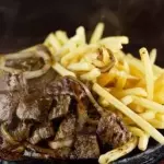 FILÉ COM FRITAS