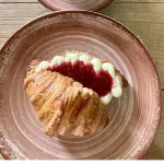 Croissant de creme com geleia