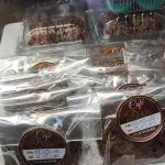 Brownie de chocolate com castanha.