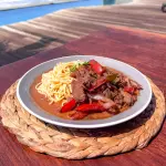 Lomo saltado con spaguetti
