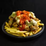 FILETINO À PARMEGIANA COM FRITAS