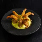 CAMARÃO CROCANTE COM RISOTO DE PESTO