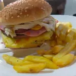 Hamburguesa Hawaiana con  Papas