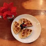 Waffles con frutos rojos y helado