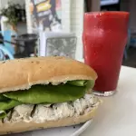 Jugo natural + Sandwich de vitrina
