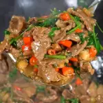 Salteado de carne con cilindro chile