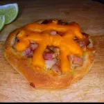 esfiha de bacon com cheddar