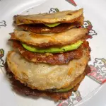 Taco dorado de frijol con queso
