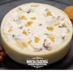 Trufado com Damasco e avelã.
