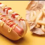 Perro caliente con fries