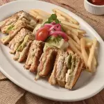 CLUB SANDWICH CON PAPAS FRANCESA