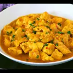 Pollo en salsa al curry y vegetales