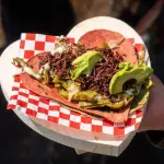 Taco de chapulines con quesillo