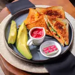 SANDWICH DOBLE CON JAMON Y QUESO