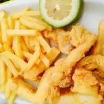 FILÉ DE TILÁPIA COM FRITAS E REQUEIJ