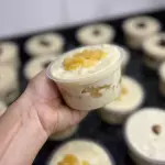 Bolo no pote de coco com abacaxi