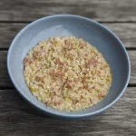 Risoto de linguiça e cebola roxa